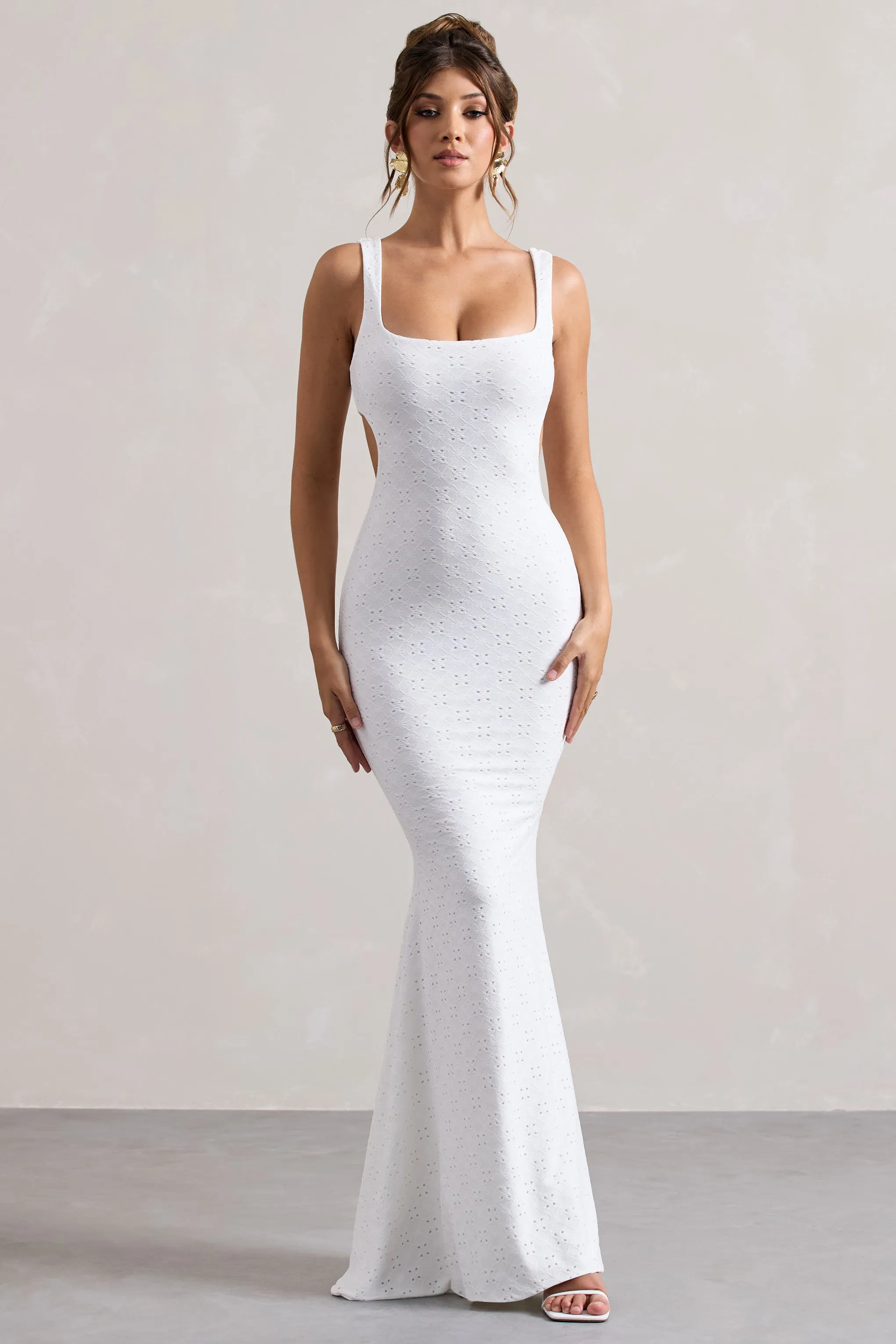 Marseille | Robe longue en broderie blanche décolleté carré et découpes dans le dos