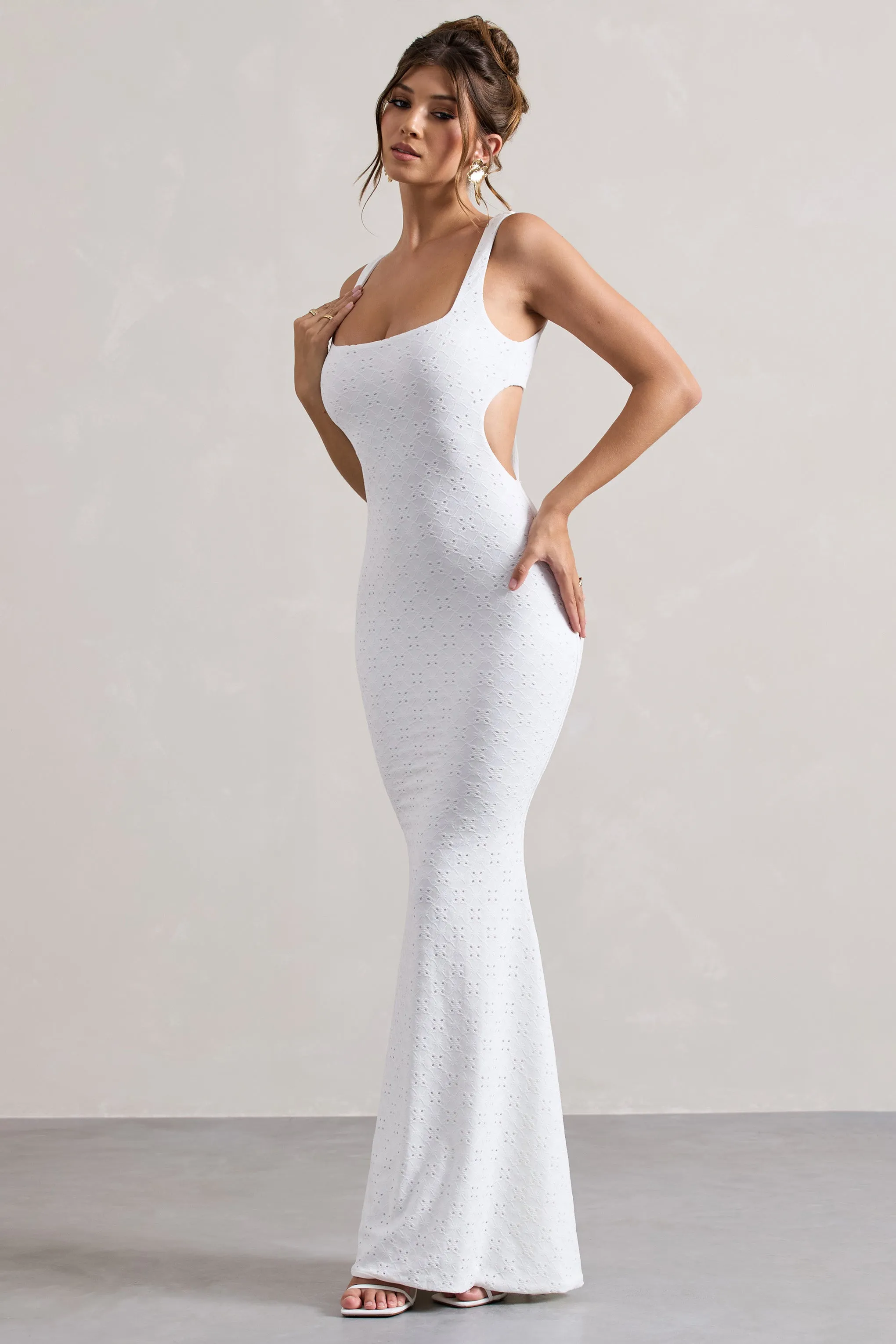 Marseille | Robe longue en broderie blanche décolleté carré et découpes dans le dos